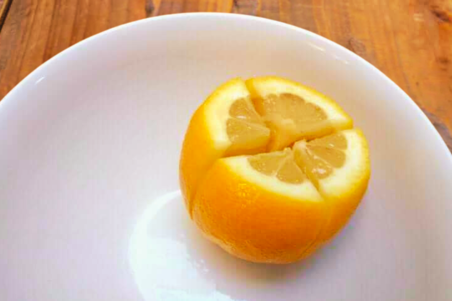 Experimente cortar um limão e colocá-lo ao lado da sua cama. Por quê? Todos deveriam fazer isso!