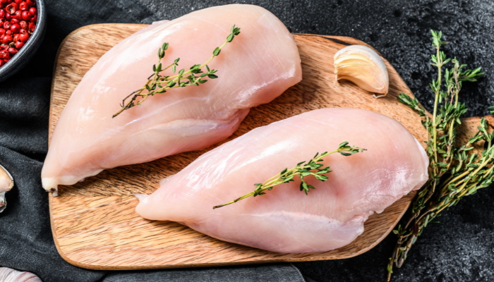 A forma como você corta o frango muda completamente a textura da carne – e quase ninguém sabe disso