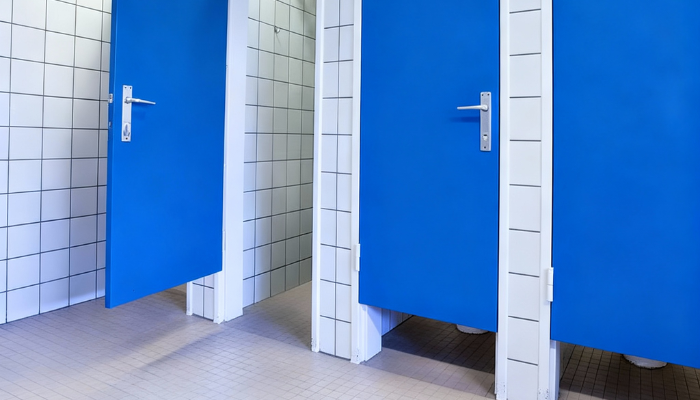 Por que as portas dos banheiros públicos não chegam até o chão?