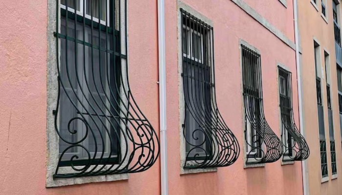 Por que algumas janelas têm barras curvas?